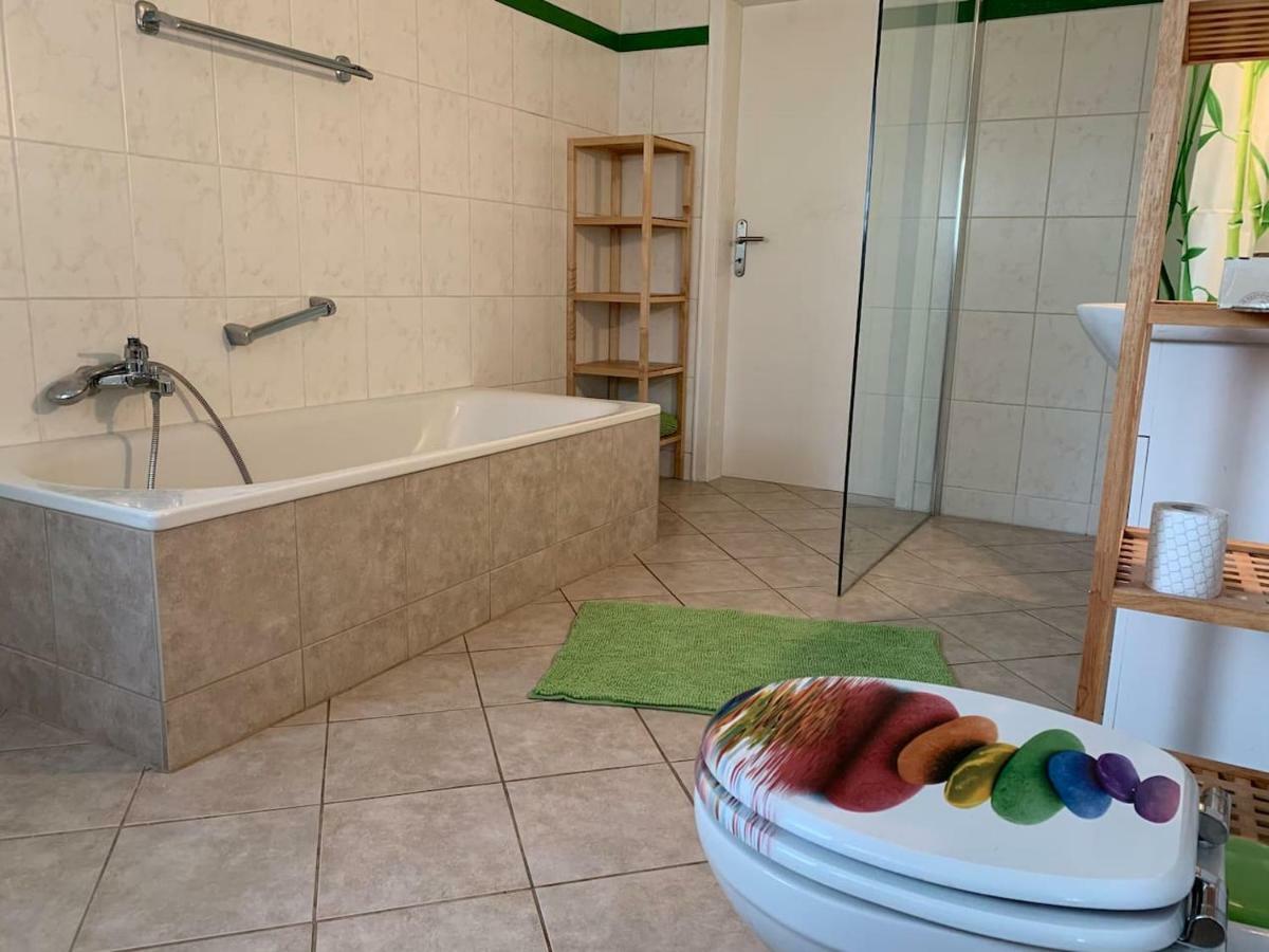 Zwischen Koeln U Duesseldorf Ruhig U Zentral Apartman Langenfeld  Kültér fotó
